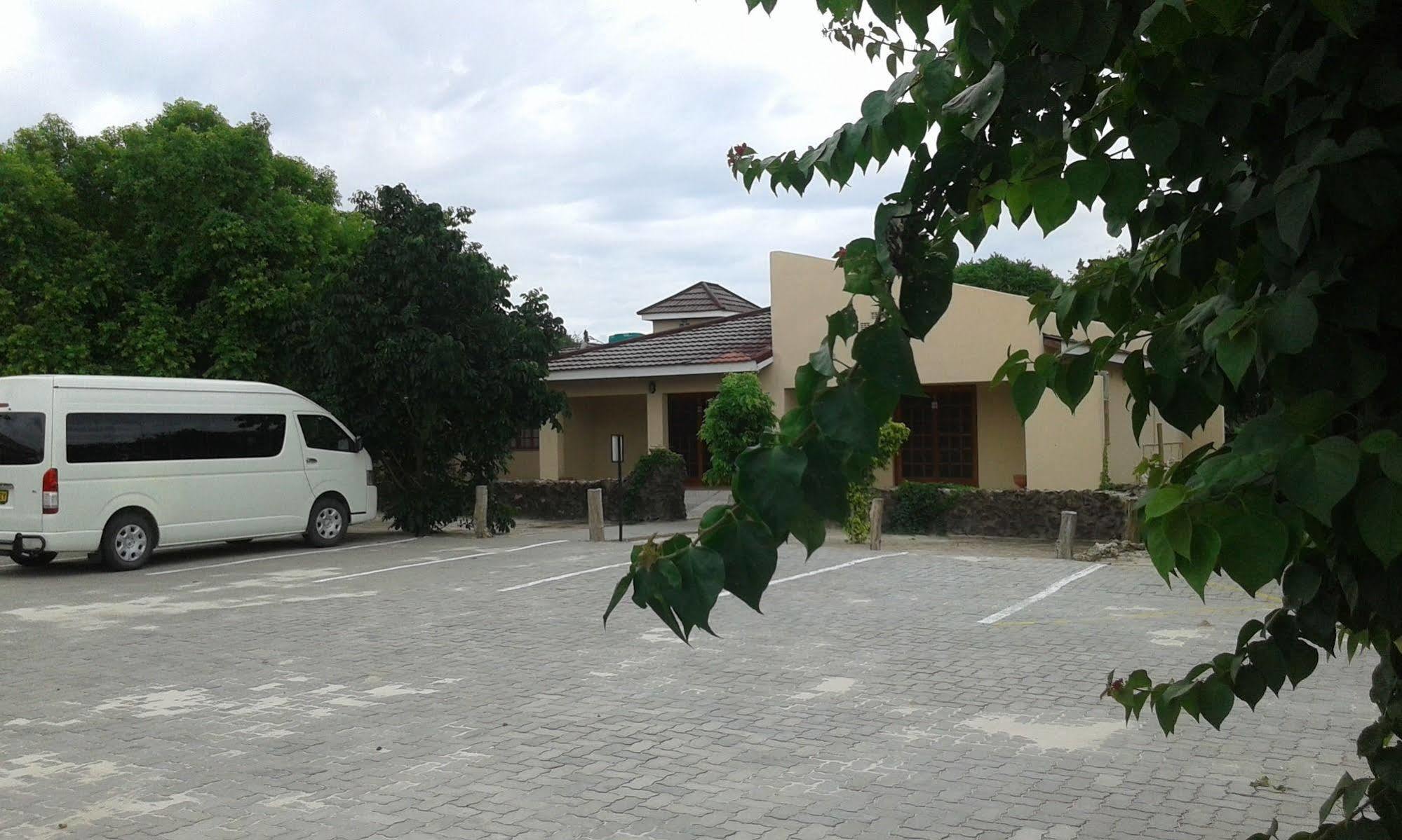 Larissa Hotel Maun Exterior photo